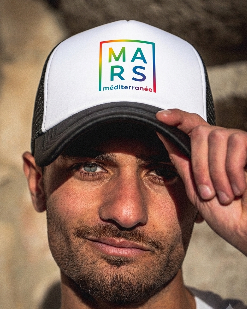Jeune homme avec une casquette en style trucker avec un logo MARS en multicolore