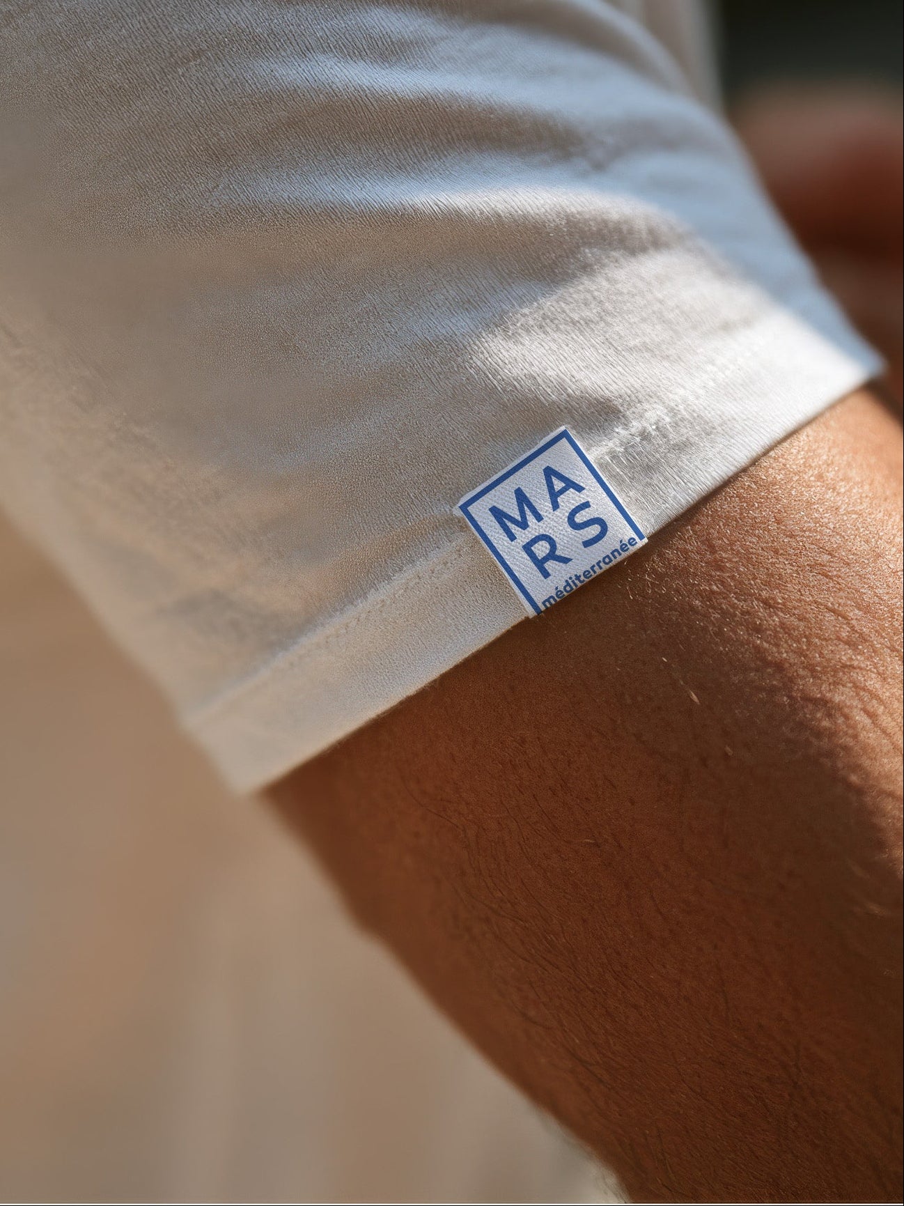 Etiquette bleu sur manche blanche