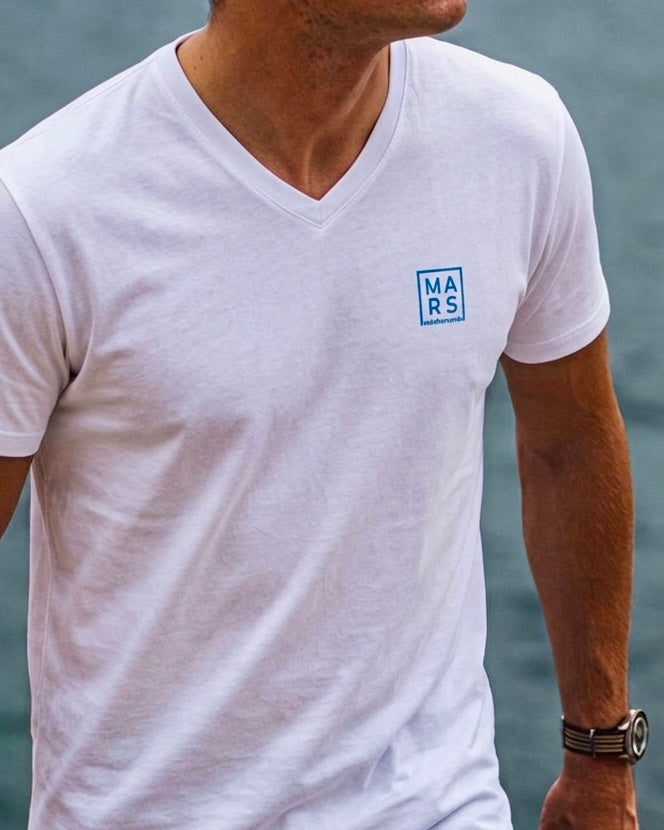 Homme avec un t-shirt blanc et logo bleu sur la poitrine