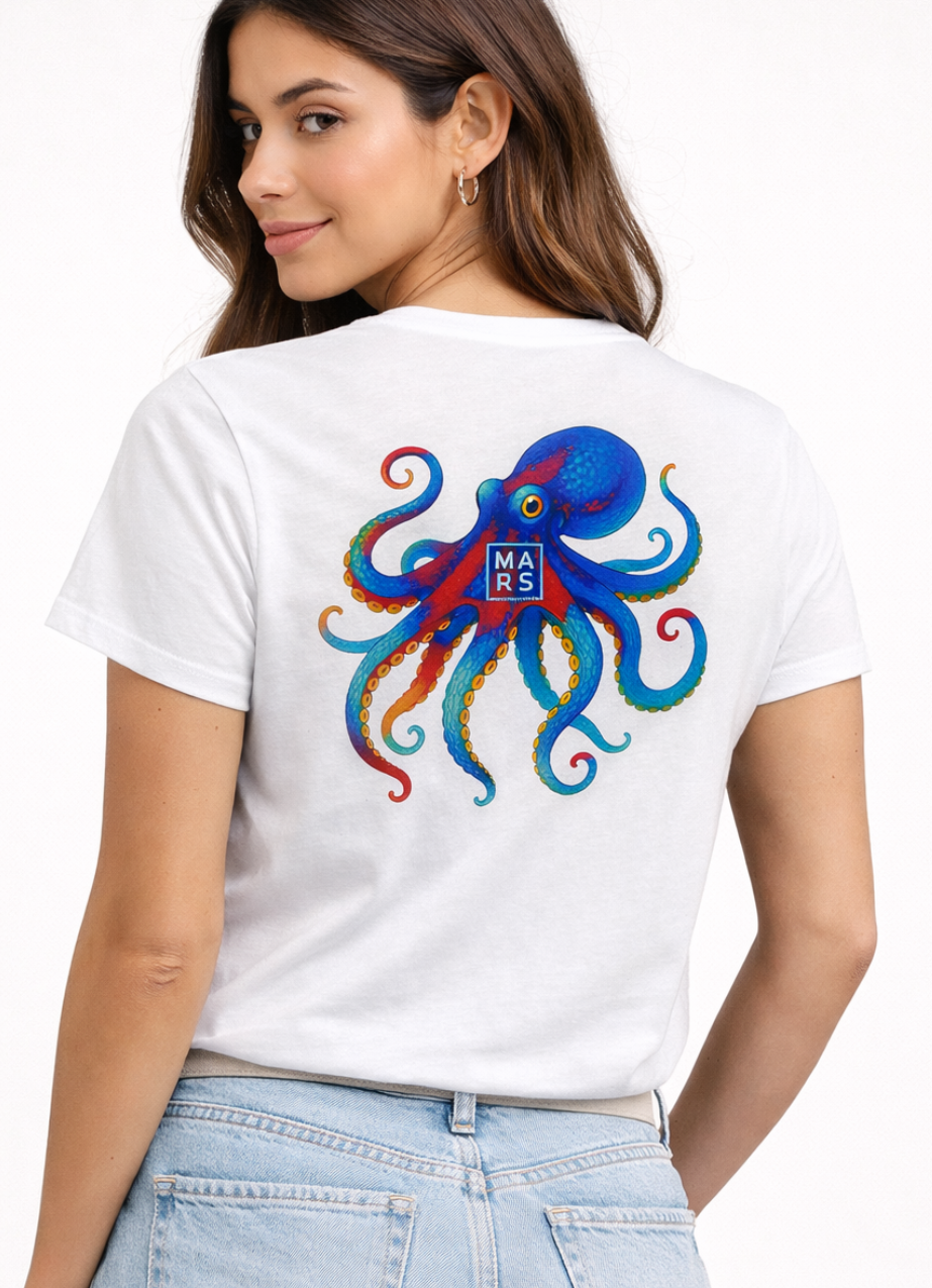 Femme de dos, avec un t-shirt blanc de la marque MARS méditéranée