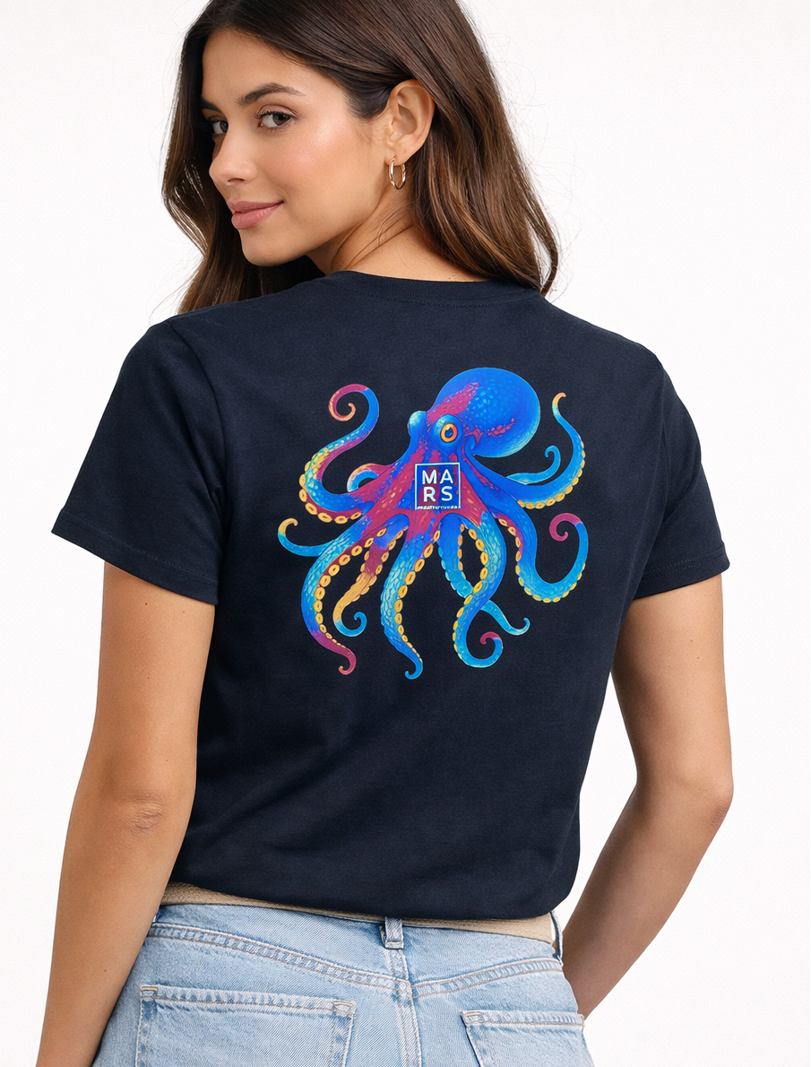 Femme de dos, avec un t-shirt noir de la marque MARS méditéranée avec sur le dos un motif de poulpe géant