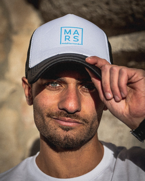 Homme avec une casquette TRUCKER et logo MARS méditerranée