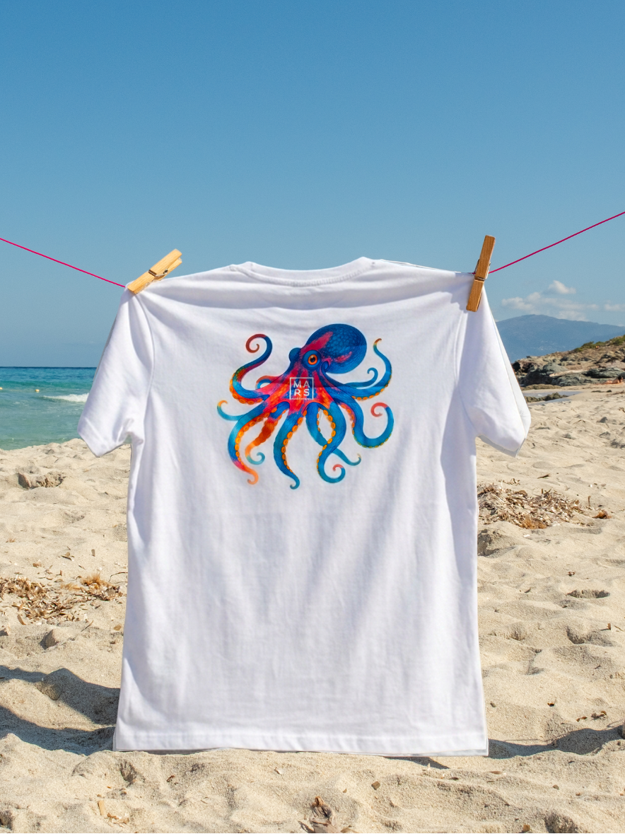 un tee shirt en blanc avec un joli motif de poulpe sur la plage