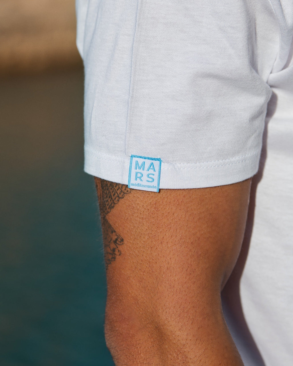 T-Shirt blanc au bord de la mer