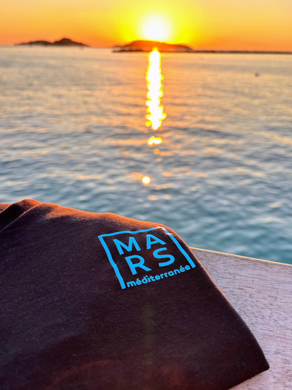 T-shirt noir avec mer et coucher de soleil en arrière-plan