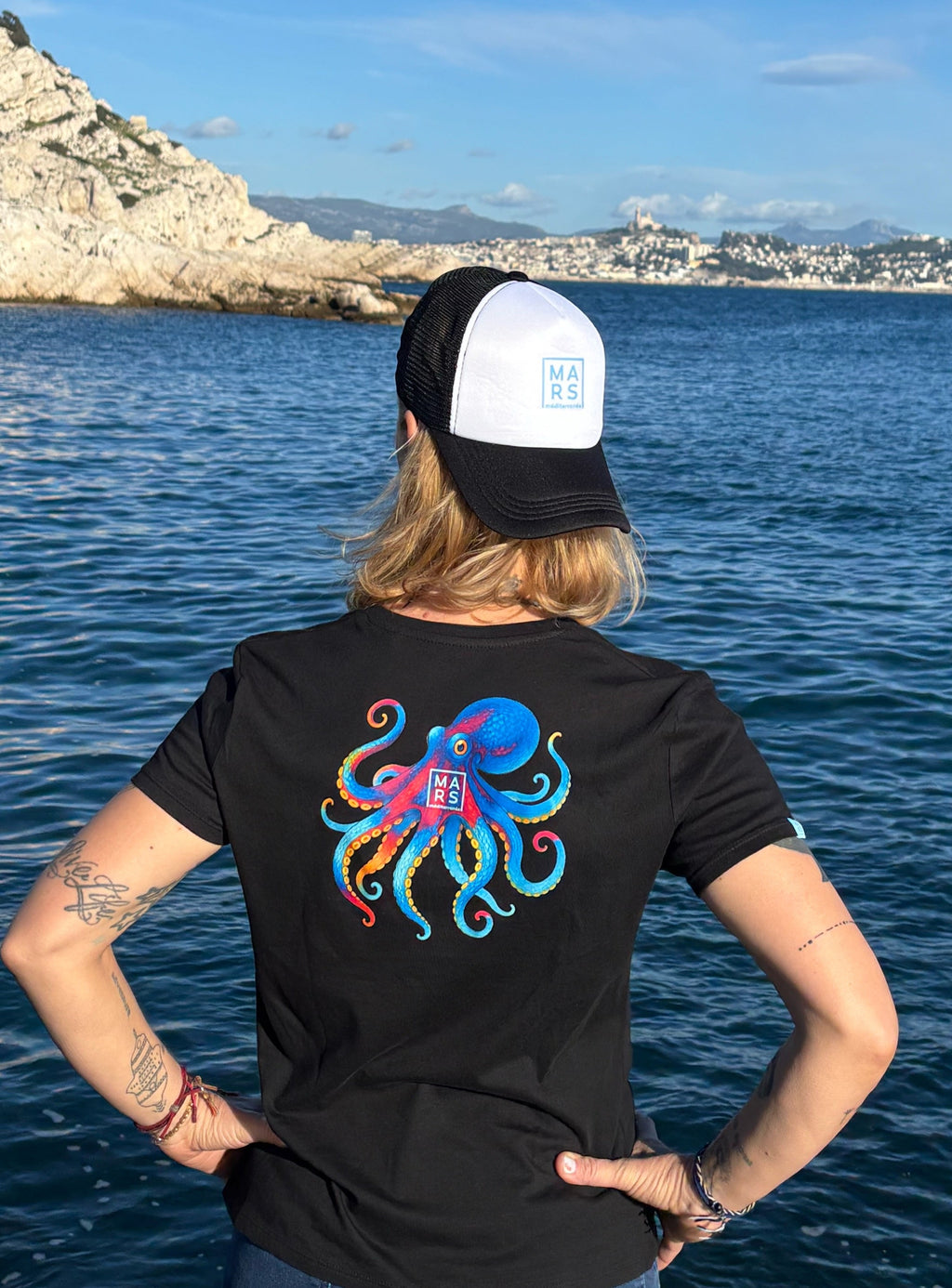 Femme portant un t-shirt noir avec un motif de poulpe géant