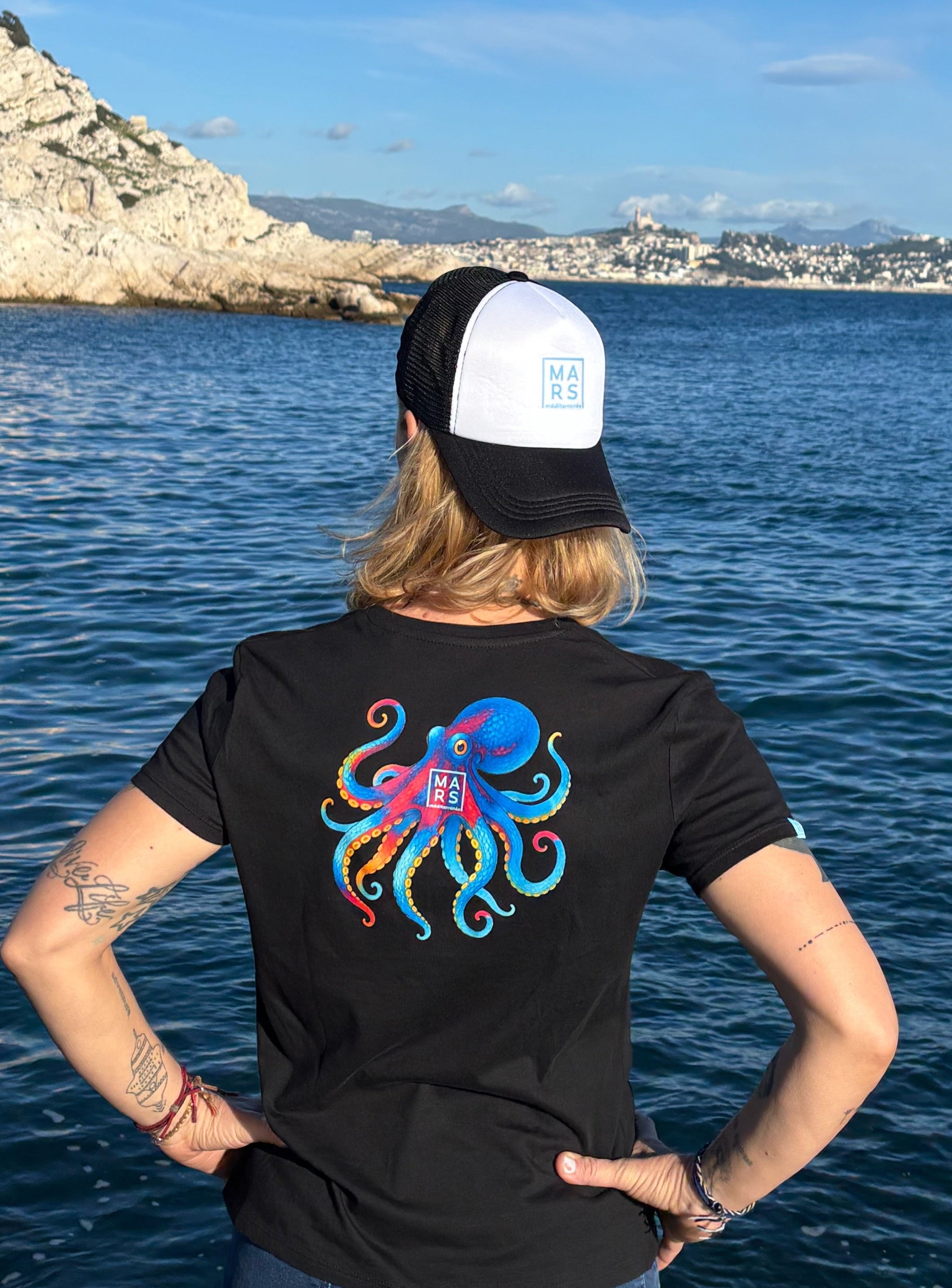 Femme portant un t-shirt noir avec un motif de poulpe géant
