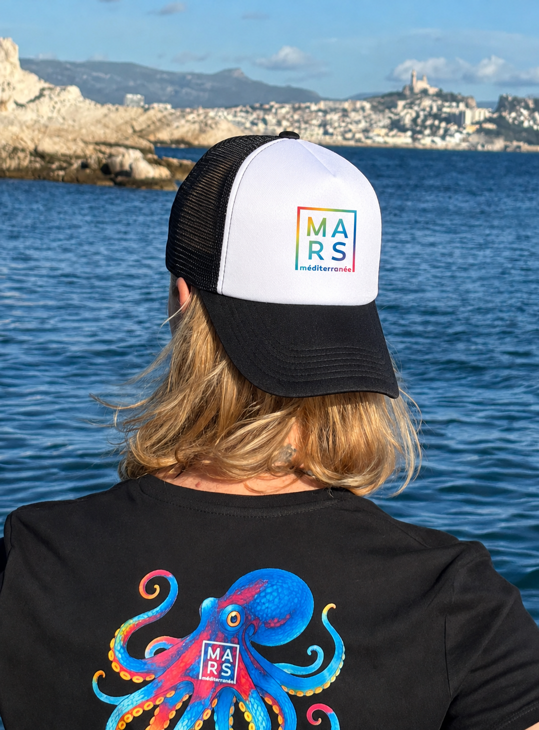 Une casquette du style trucker avec un logo multicolore
