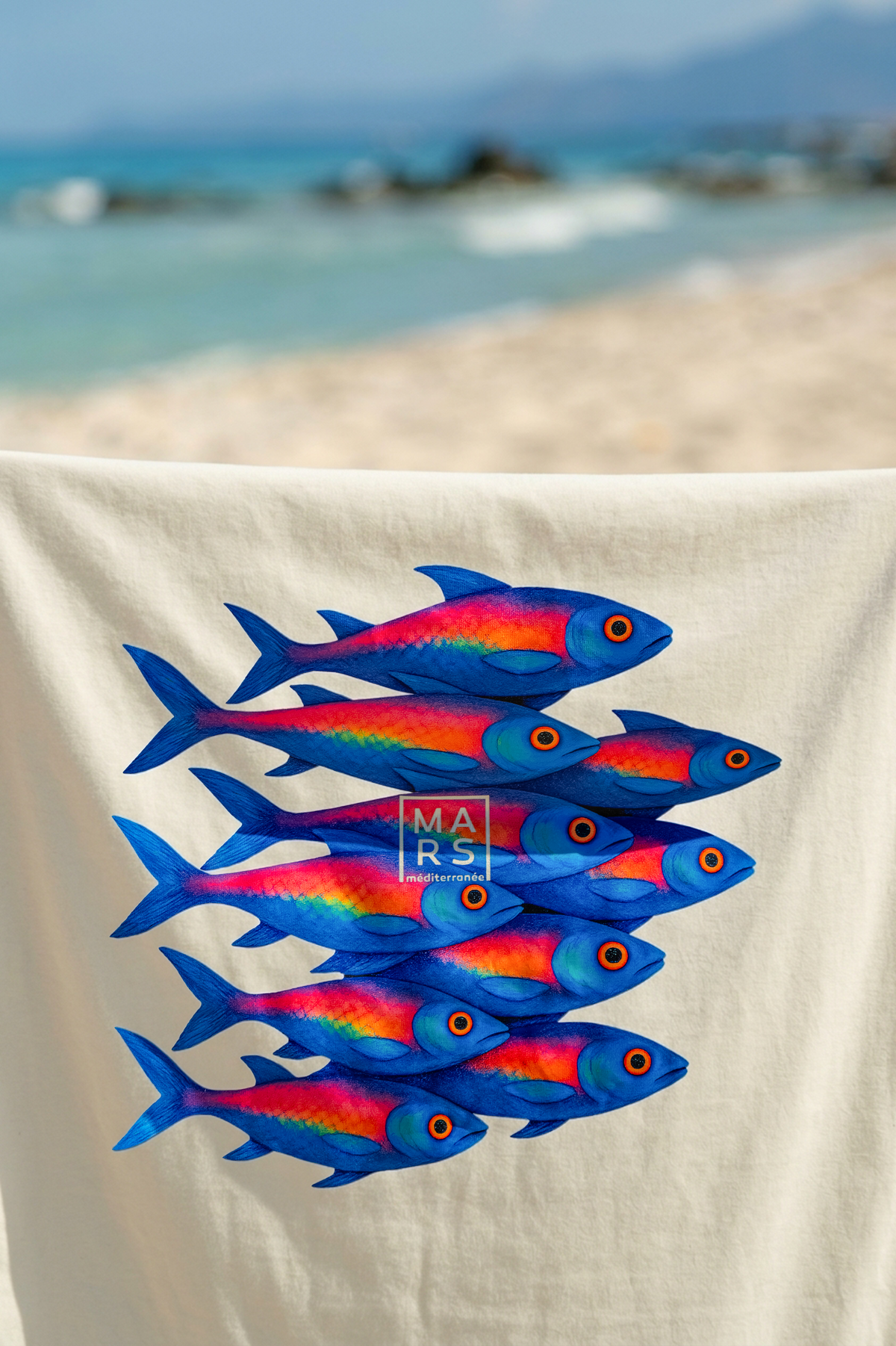 un motif de sardines sur un tee shirt en vert sauge