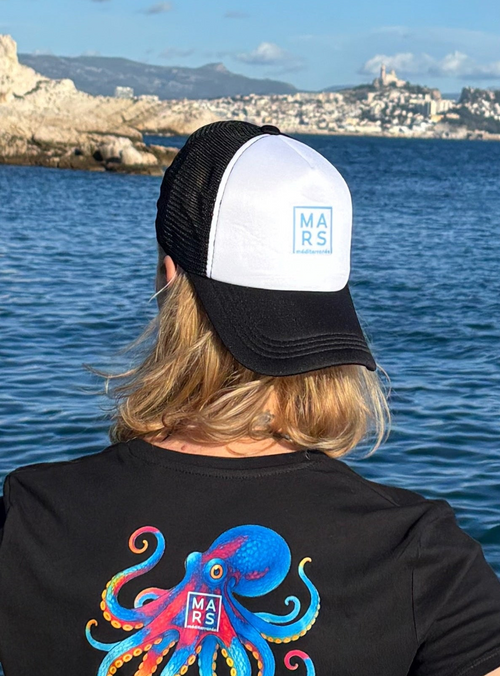 Femme avec un casquette style trucker avec logo MARS méditerranée
