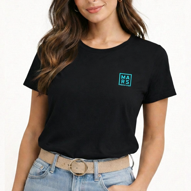 Femme portant un t-shirt noir avec un logo MARS méditerranée