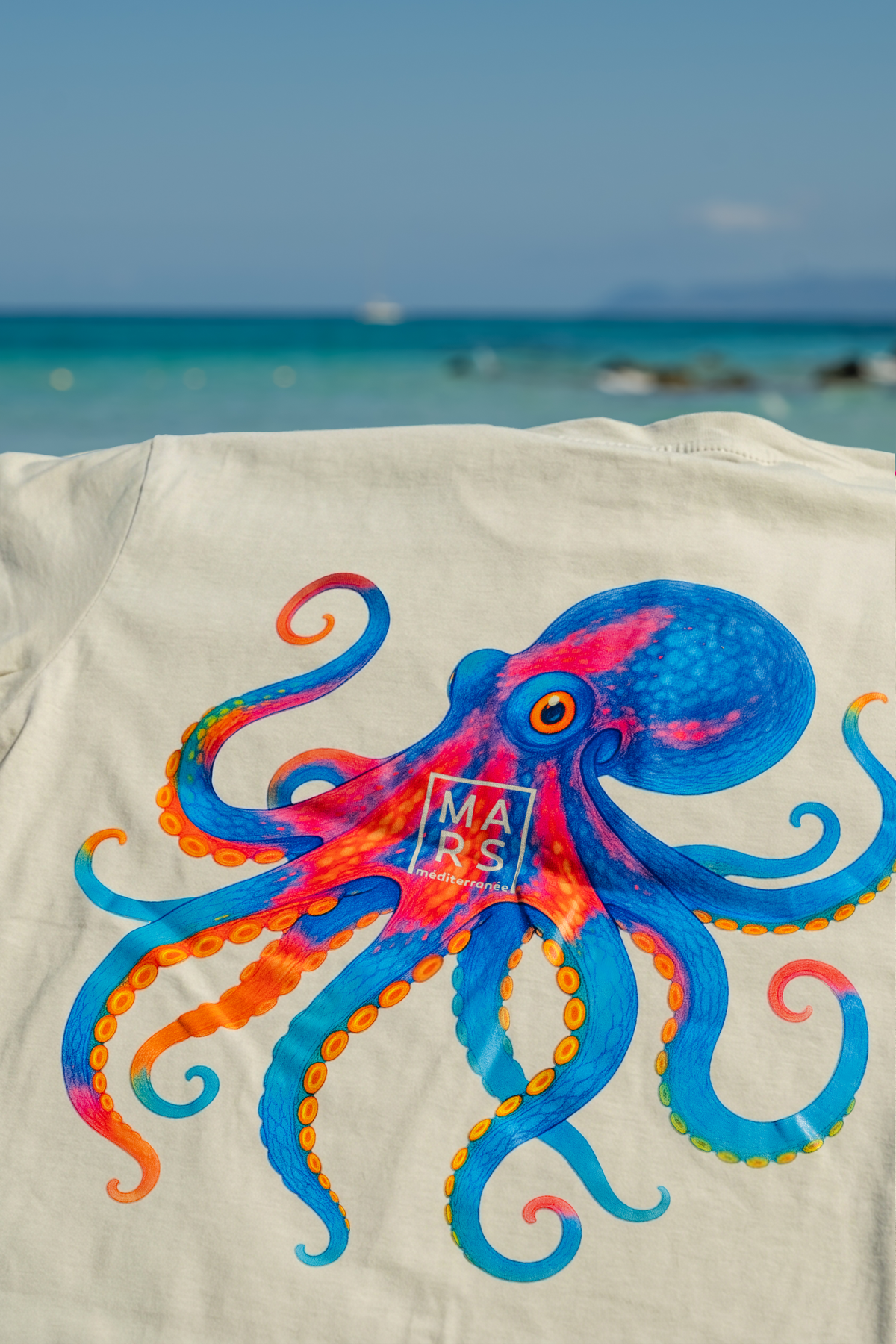 un tee shirt en vert sauge avec un joli motif de poulpe